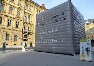 <b>Clima</b> ed <b>emissioni</b>, in piazza Magnago il cubo gigantesco di <b>CO2</b>