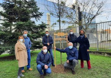 Snam, piantato il primo albero di una foresta di 3 mila piante