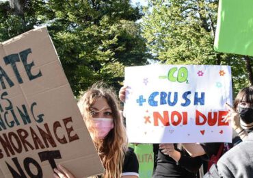Gli studenti in piazza per il <b>clima</b> I politici sui manifesti da “ricercati” - Il Tirreno Lucca