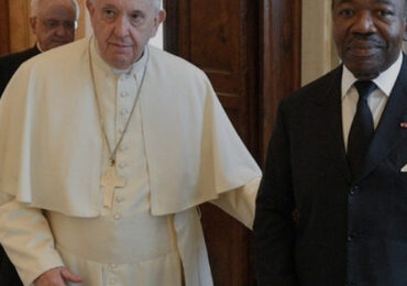 Ditetelo coi fiori: il presidente Bongo-Ondimba dal Papa con un albero che <b>cattura CO2</b> ed è ...