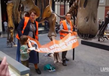 <b>Clima</b>, attiviste si incollano a un dinosauro al museo di Berlino - LaPresse