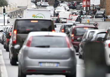 L'Ue rinvia di due anni ed annacqua le nuove regole per ridurre le <b>emissioni</b> delle auto. L'Italia esulta