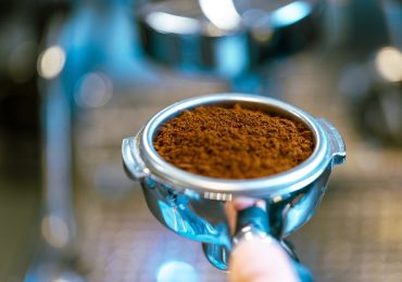 Fondi del caffè e plastica scartata per intrappolare <b>CO2</b>. La scoperta - AmbienteInSalute.it -